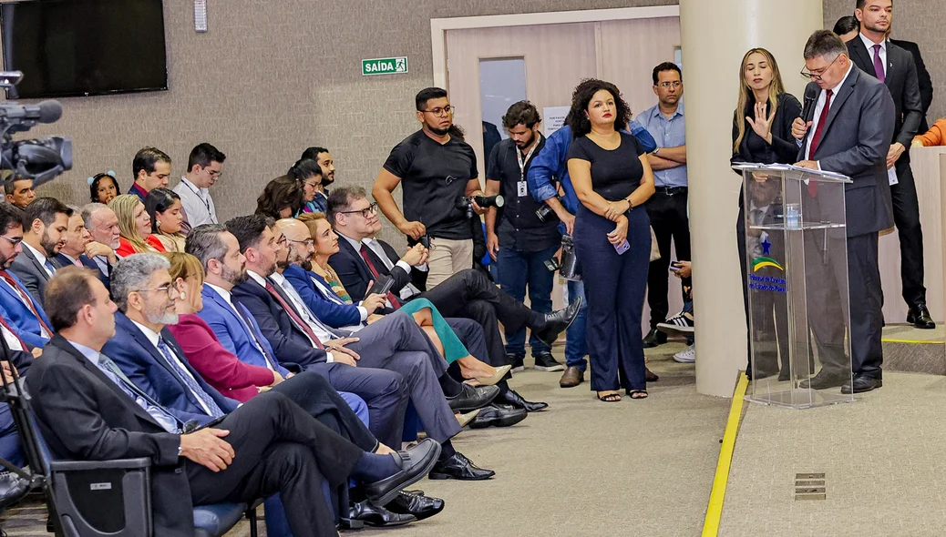 Presidente Kennedy Barros discursou durante recondução a presidência