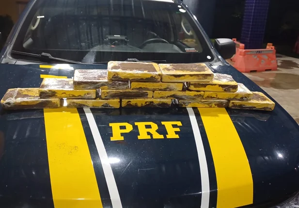 PRF apreende 14kg de cocaína em ônibus na cidade de Piripiri