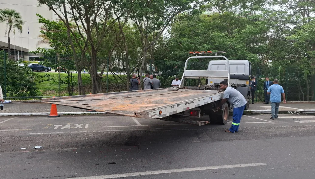 Reboque acionado para remoção  dos carros