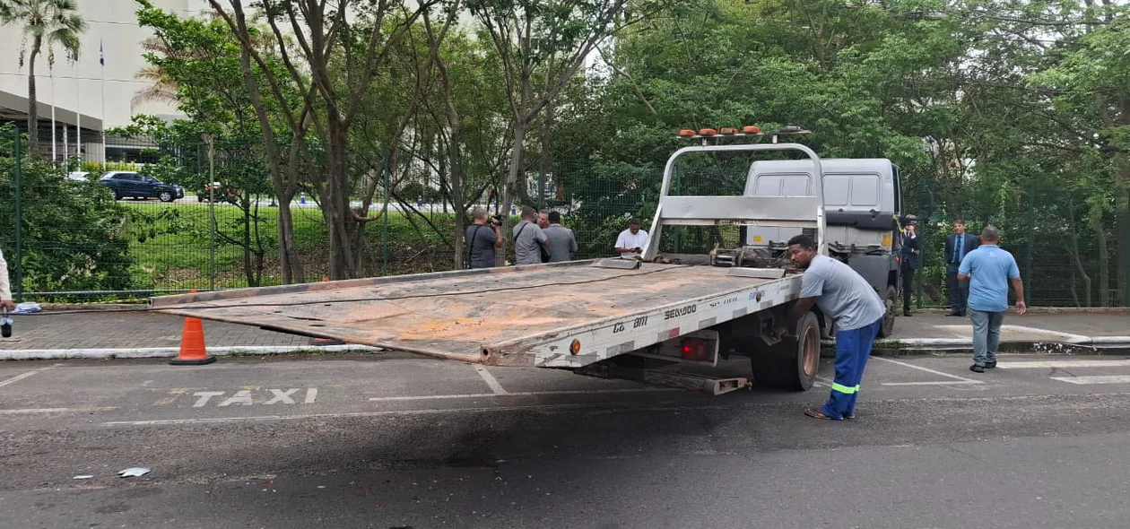 Reboque acionado para remoção  dos carros