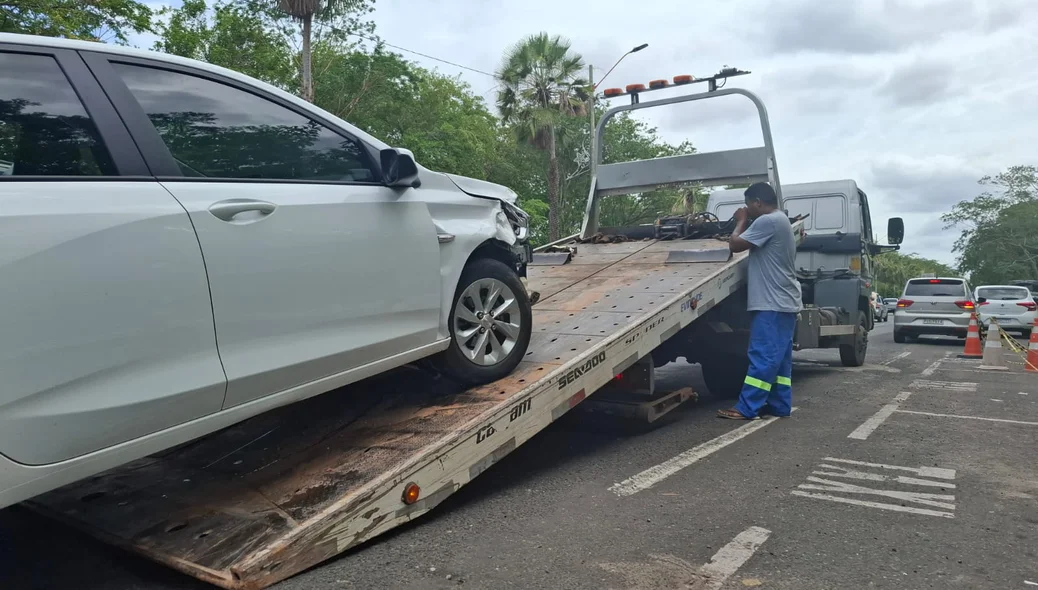 Reboque recolhendo carro envolvido no acidente