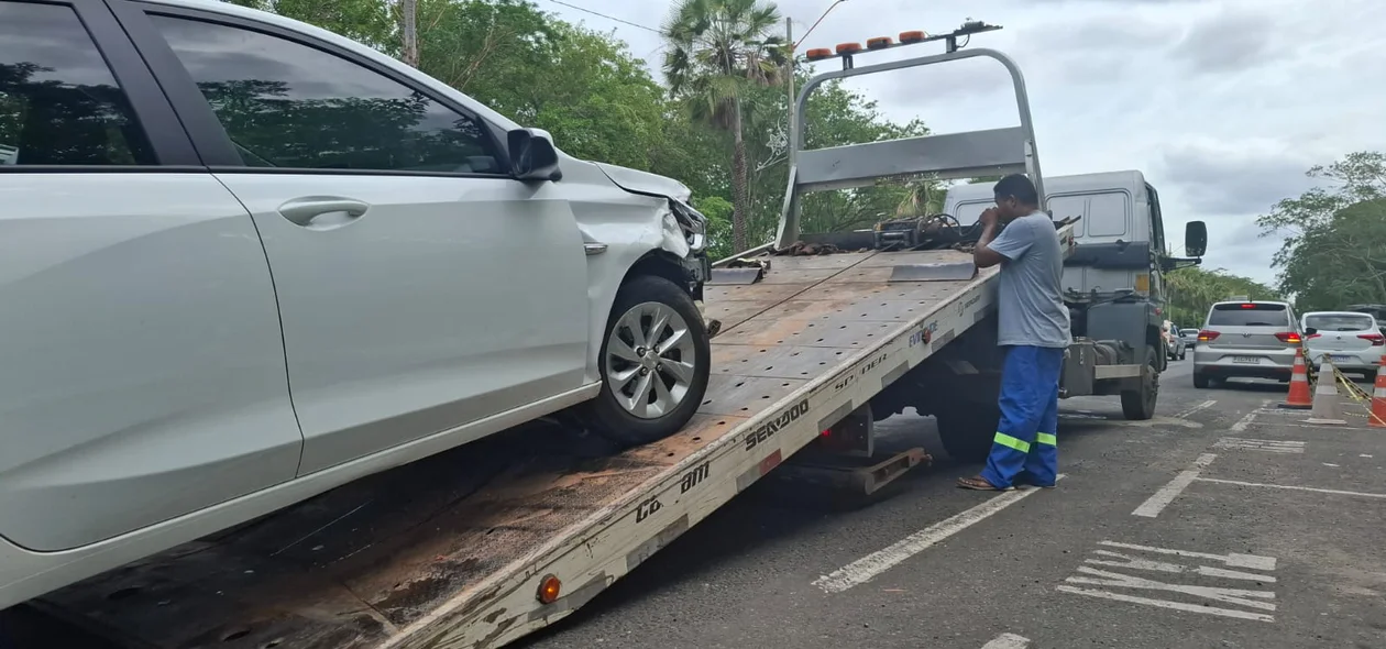 Reboque recolhendo carro envolvido no acidente