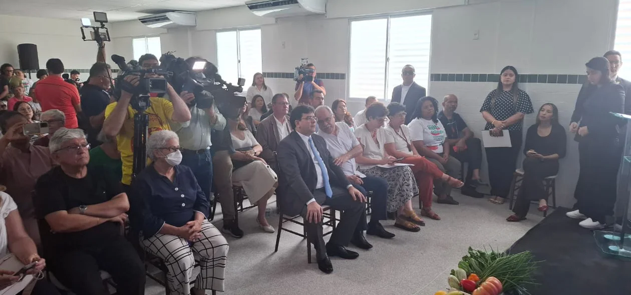 Representantes no evento de laçamento do programa Cozinha Solidária no Piauí