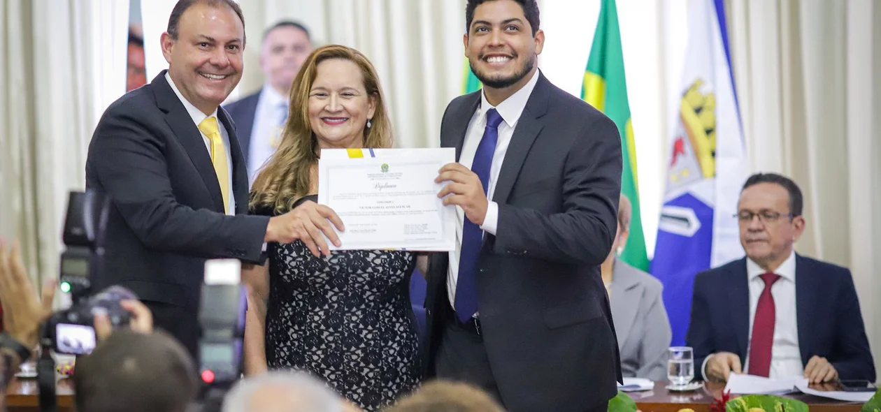 Samuel Alencar recebendo o diploma