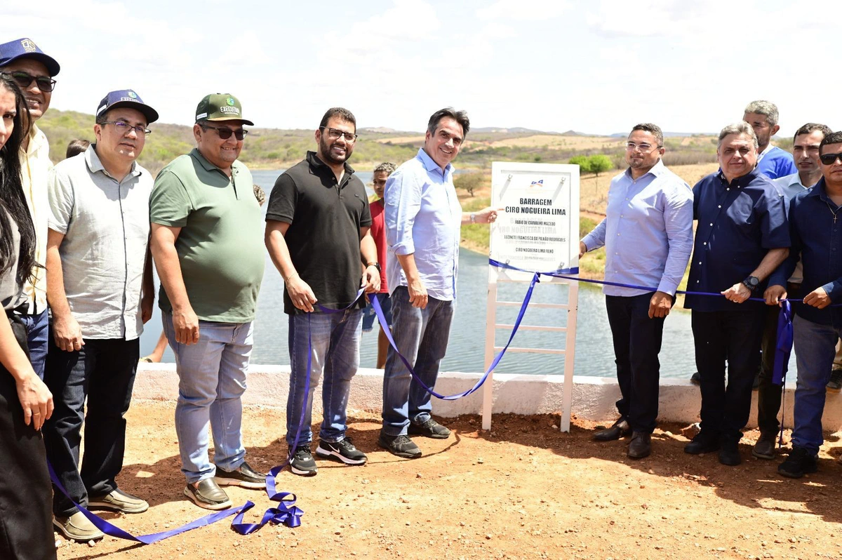 Senador Ciro Nogueira e autoridades presentes na inauguração