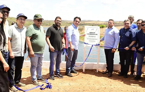 Senador Ciro Nogueira e autoridades presentes na inauguração