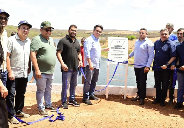 Senador Ciro Nogueira e autoridades presentes na inauguração