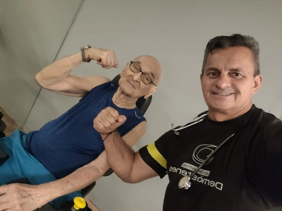 Senhor Zé Cadah, de 93 anos, combate o sedentarismo na musculação terapêutica