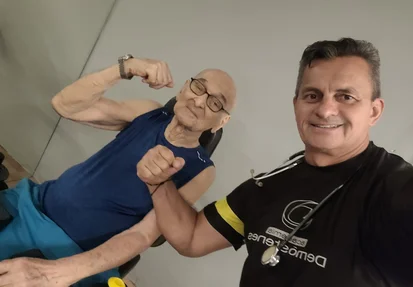 Senhor Zé Cadah, de 93 anos, combate o sedentarismo na musculação terapêutica