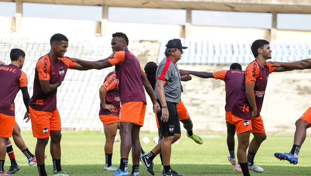 Técnico incentivando os jogadores durante o treino