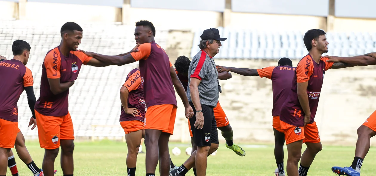 Técnico incentivando os jogadores durante o treino