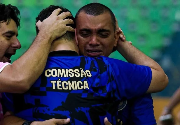 Técnico Léo Silva se emociona após título do Piauiense de Futsal