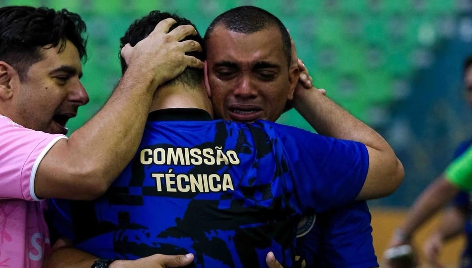 Técnico Léo Silva se emociona após título do Piauiense de Futsal