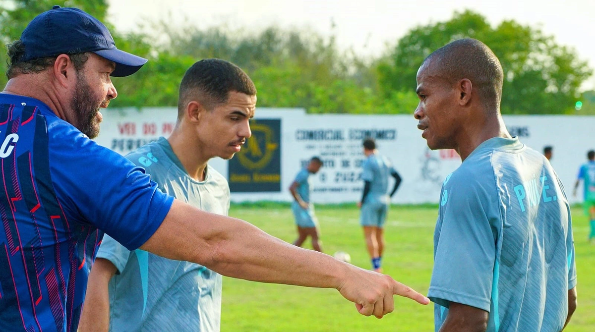 Técnico Roberto Fernandes dando orientações para os jogadores do Piauí