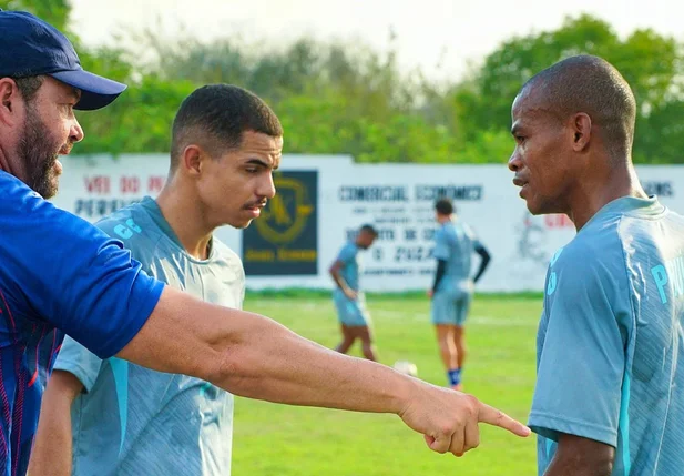 Técnico Roberto Fernandes dando orientações para os jogadores do Piauí