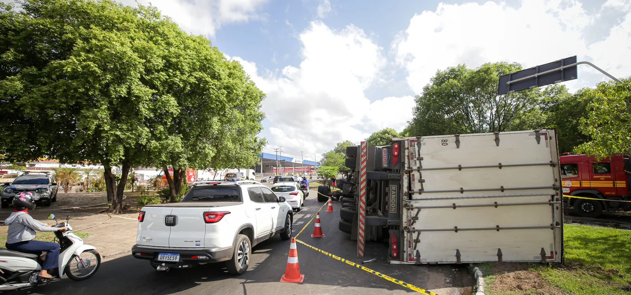 Uma das vias foi bloqueada pela carreta, que tombou na BR 343 no Tancredo Neves