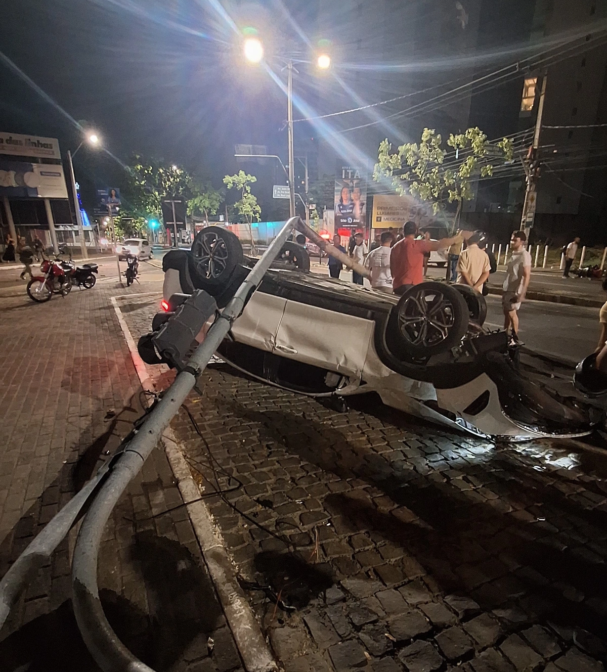 Veículo conduzido por João Henrique Soares Leite Bonfim capotou