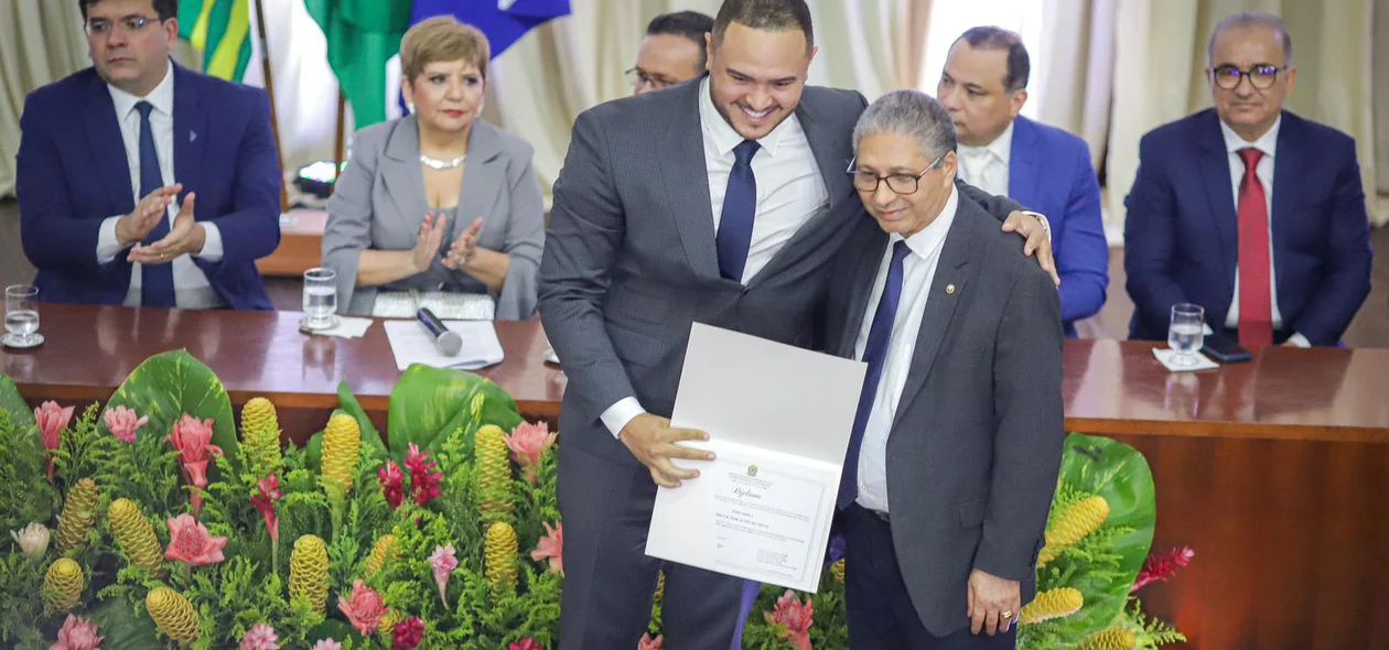 Vereador Juca Alves recebe diploma do juiz Washington Luiz