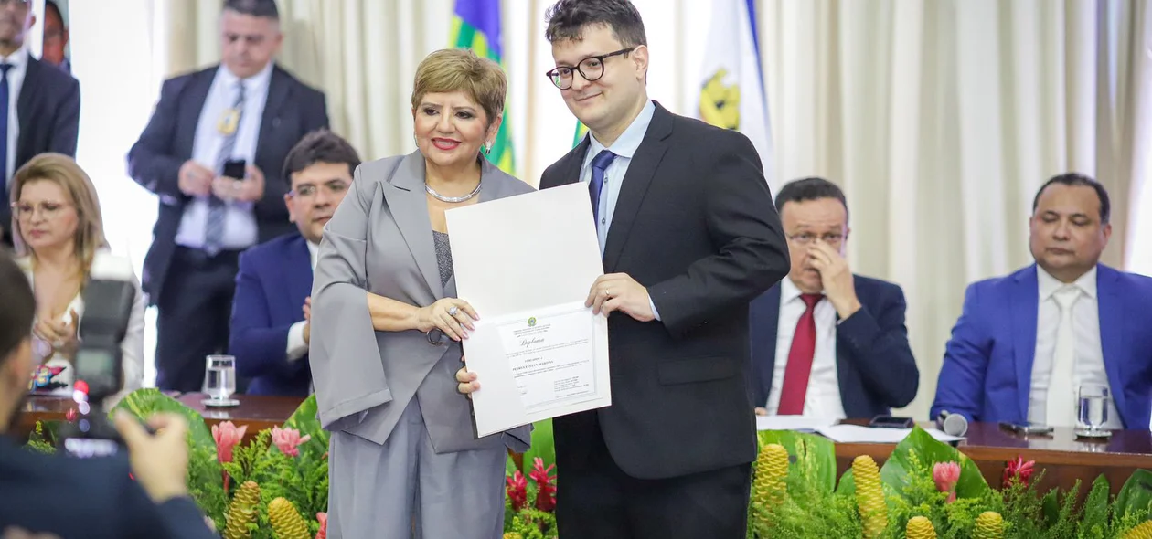 Vereador Petrus Evelyn recebe diploma da juíza Júnia Maria Feitosa Bezerra Fialho