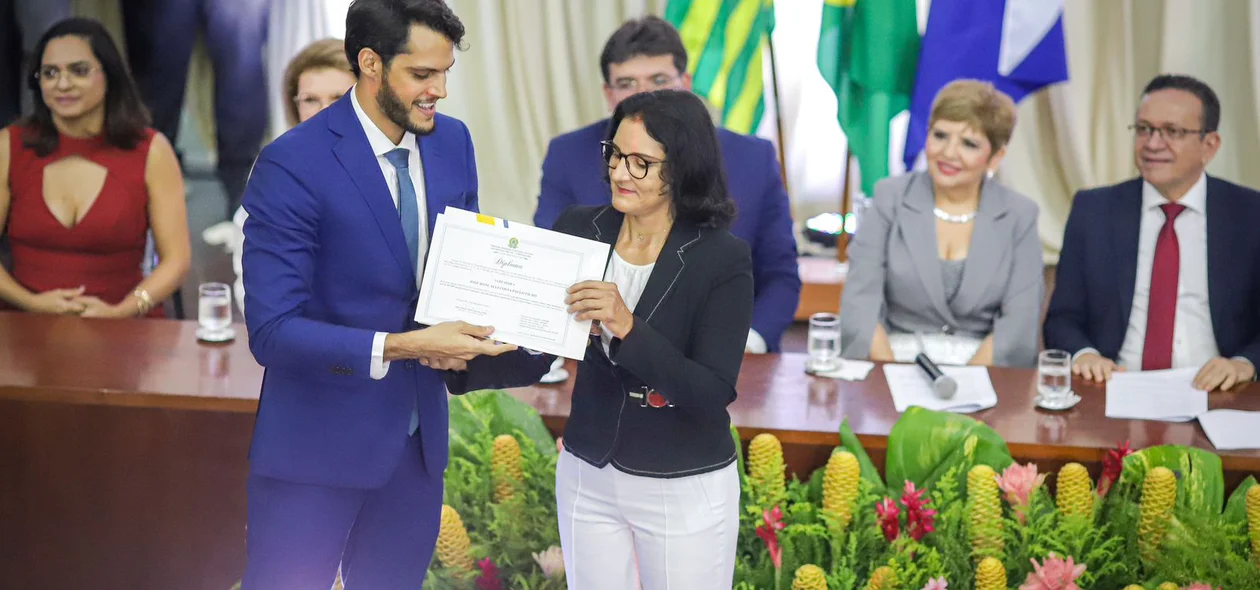 Vereador Roncalli Filho é diplomado pela Justiça Eleitoral durante solenidade em Teresina