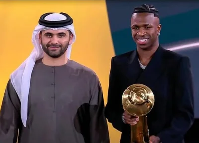 Vinicius Júnior é eleito o melhor do mundo no Globe Soccer Awards, em Dubai