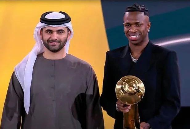 Vinicius Júnior é eleito o melhor do mundo no Globe Soccer Awards, em Dubai