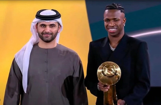 Vinicius Júnior é eleito o melhor do mundo no Globe Soccer Awards, em Dubai