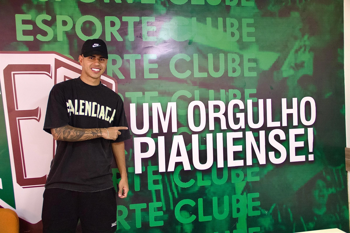 Zagueiro David Ricardo na sede do Fluminense-PI