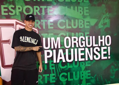 Zagueiro David Ricardo na sede do Fluminense-PI