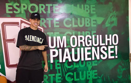 Zagueiro David Ricardo na sede do Fluminense-PI