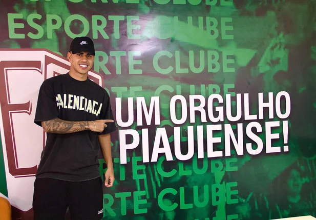 Zagueiro David Ricardo na sede do Fluminense-PI