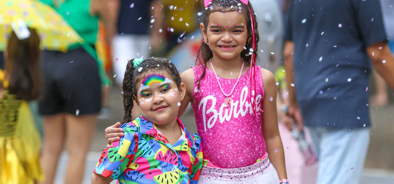 Crianças brincando no bloco de carnaval