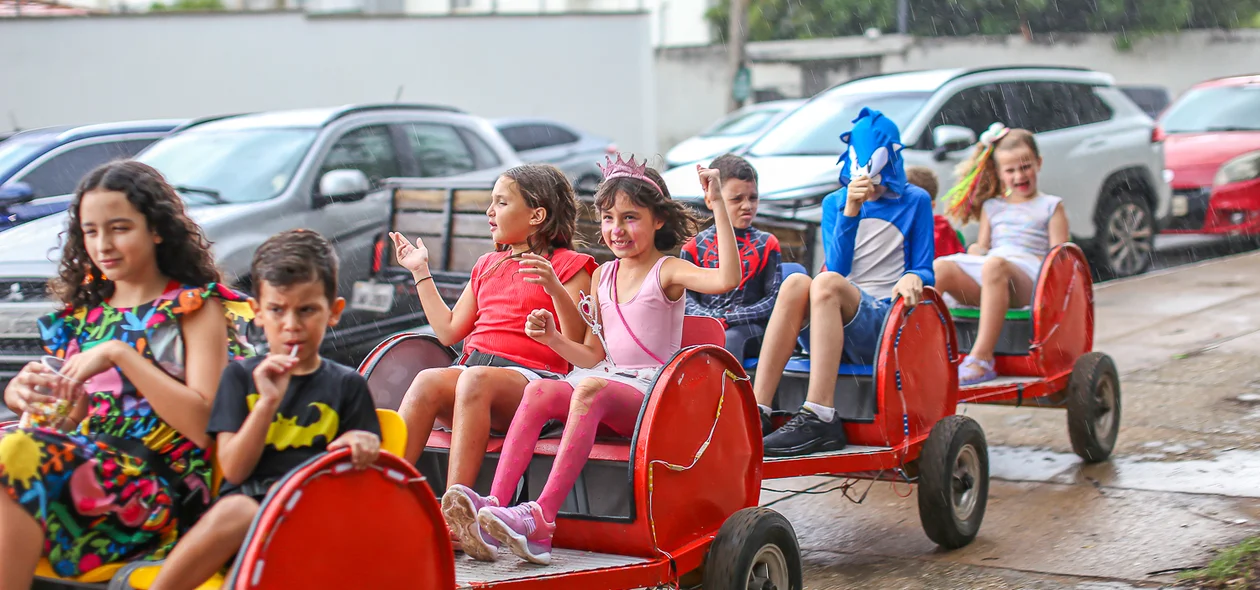 Crianças se divertindo no trenzinho