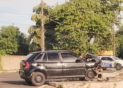 O homem embriagado colidiu o carro contra um poste