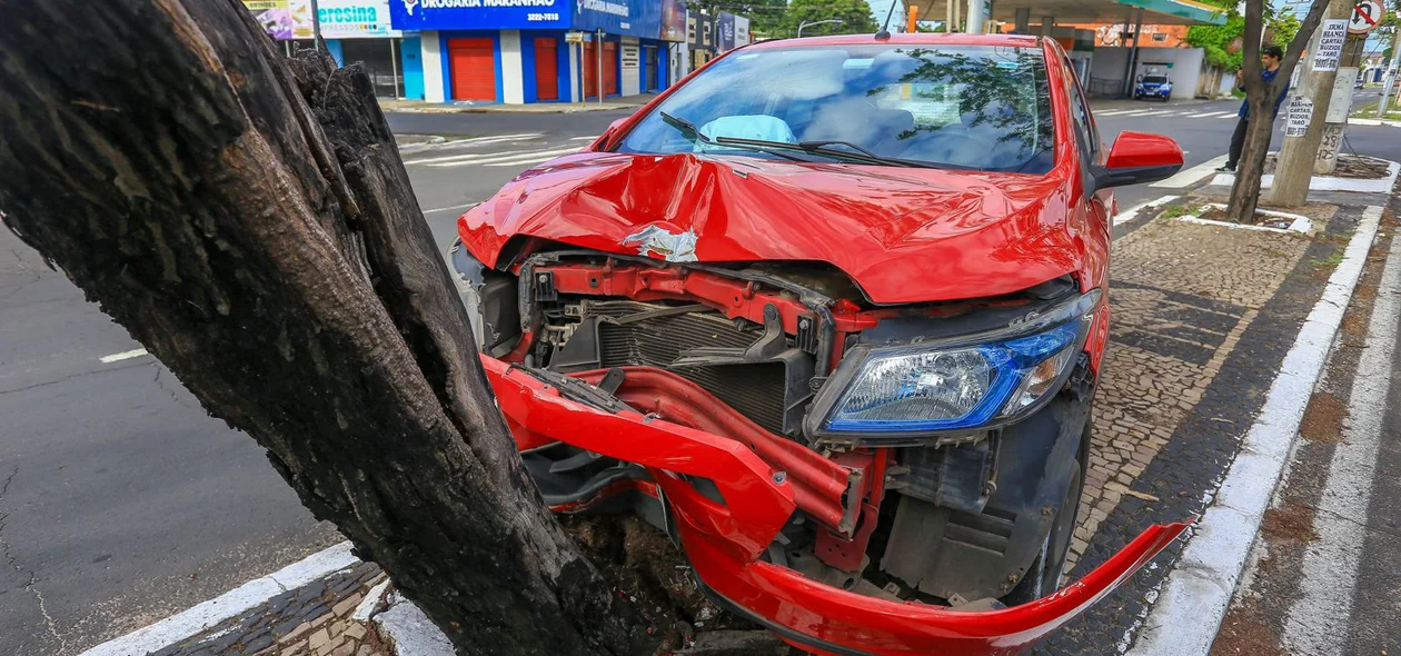 Veículo ficou com a parte dianteira destruída