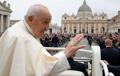 Papa Francisco celebra missa de Domingo de Páscoa