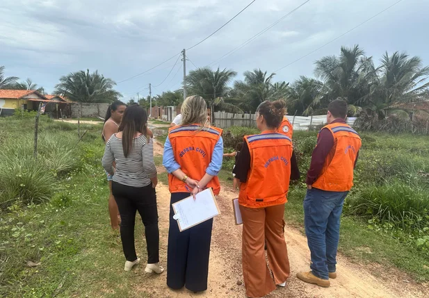 Prefeita Maninha Fontenele se reúne com equipe da Defesa Civil do Estado