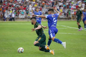 Disputa de bola entre jogadores do Altos e Parnahyba, na final do Piauiense 2024