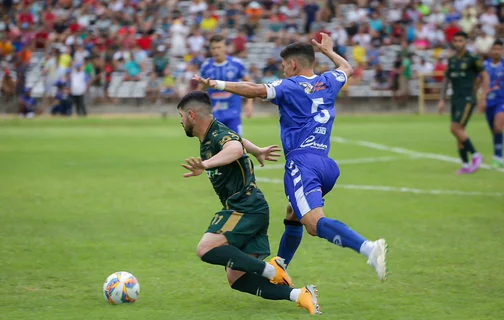 Disputa de bola entre jogadores do Altos e Parnahyba, na final do Piauiense 2024