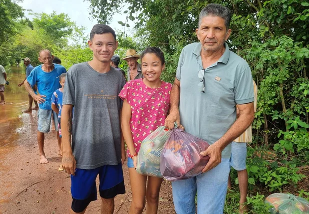 Famílias da zona rural de Joaquim Pires recebem cestas básicas