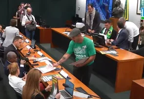Homem usa blusa do Hamas durante evento na Câmara dos Deputados