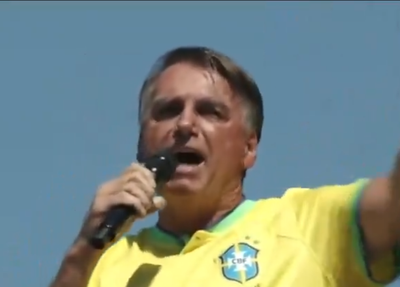 Jair Bolsonaro durante ato na praia de Copacabana, em 21 de abril de 2024