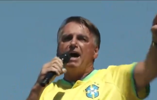 Jair Bolsonaro durante ato na praia de Copacabana, em 21 de abril de 2024