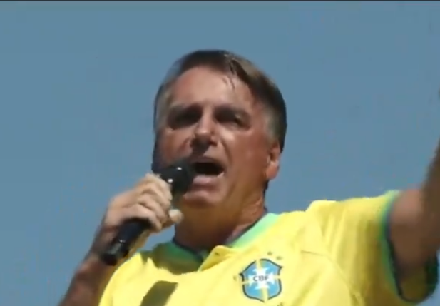 Jair Bolsonaro durante ato na praia de Copacabana, em 21 de abril de 2024