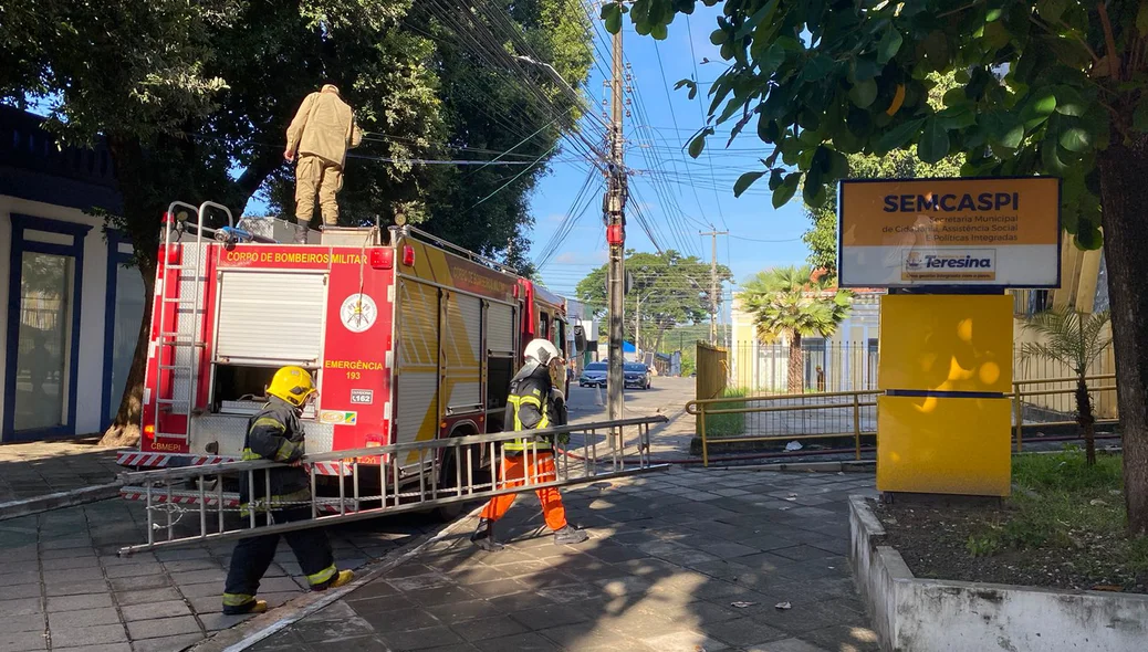 As equipes do Corpo de Bombeiros conseguiram controlar a chama rapidamente