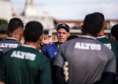 Carlos Rabello, dando orientações para os jogadores do Altos