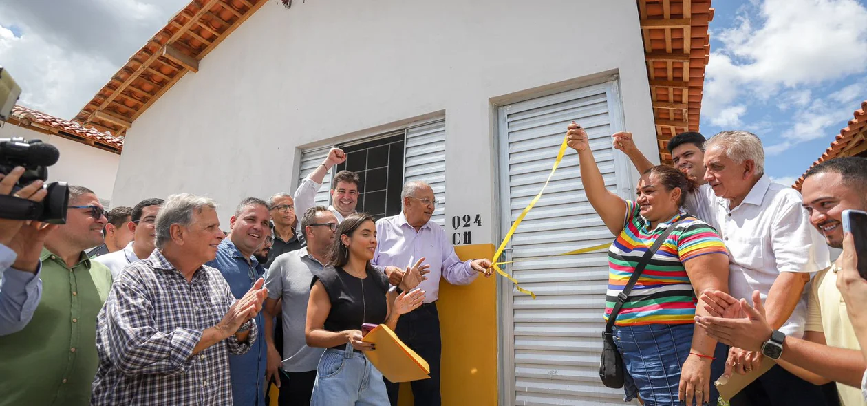 Dr. Pessoa inaugurando as casas no novo residencial Leonel Brizola junto com as famílias