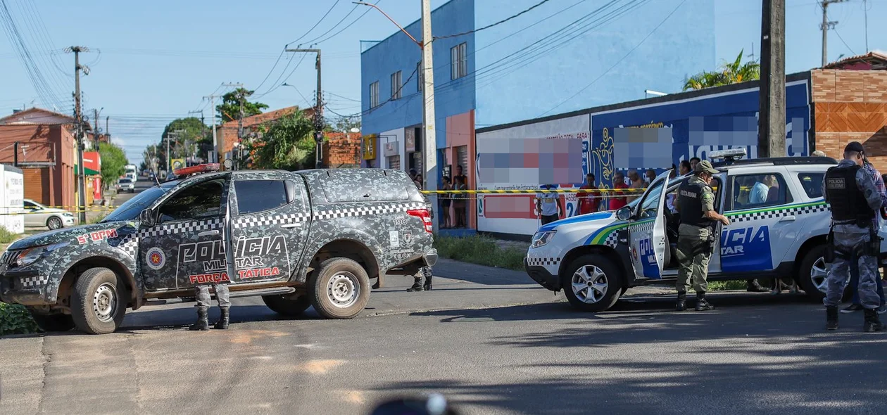Equipes da PM no local onde a vítima Victor Sales de Oliveira foi executada a tiros