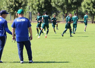 Grupo do Altos em aquecimento antes das atividades antes do jogo contra o Águia de Marabá