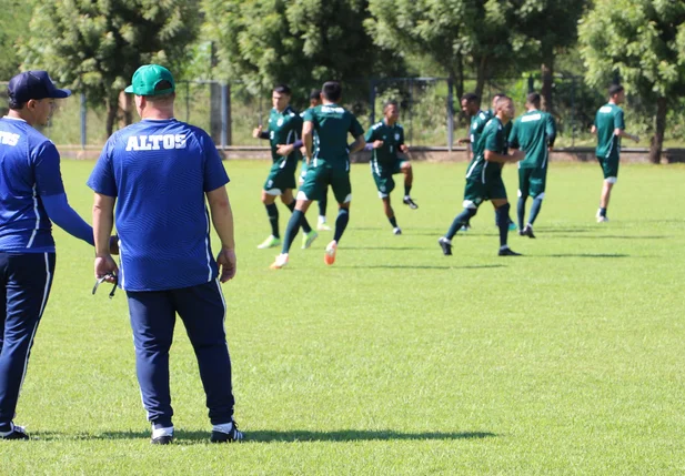 Grupo do Altos em aquecimento antes das atividades antes do jogo contra o Águia de Marabá